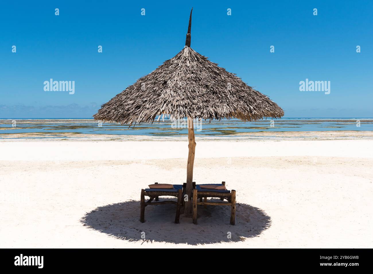 Parasol solitaire sur la plage à marée basse Banque D'Images