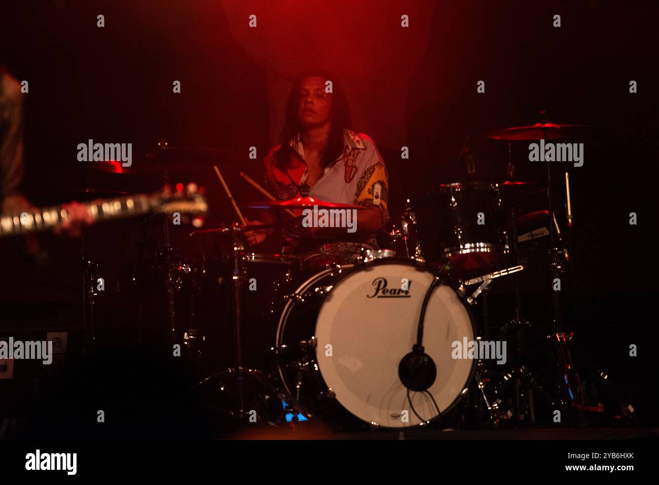 Auteur-compositeur, chanteur et musicien anglais, Barns Courtney se produisant en concert au Huxleys Neue Welt à Berlin pour le Grand Union Tour. Banque D'Images