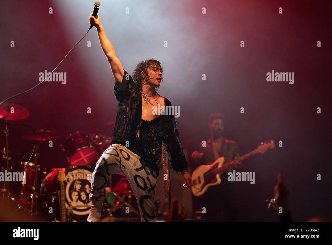 Auteur-compositeur, chanteur et musicien anglais, Barns Courtney se produisant en concert au Huxleys Neue Welt à Berlin pour le Grand Union Tour. Banque D'Images