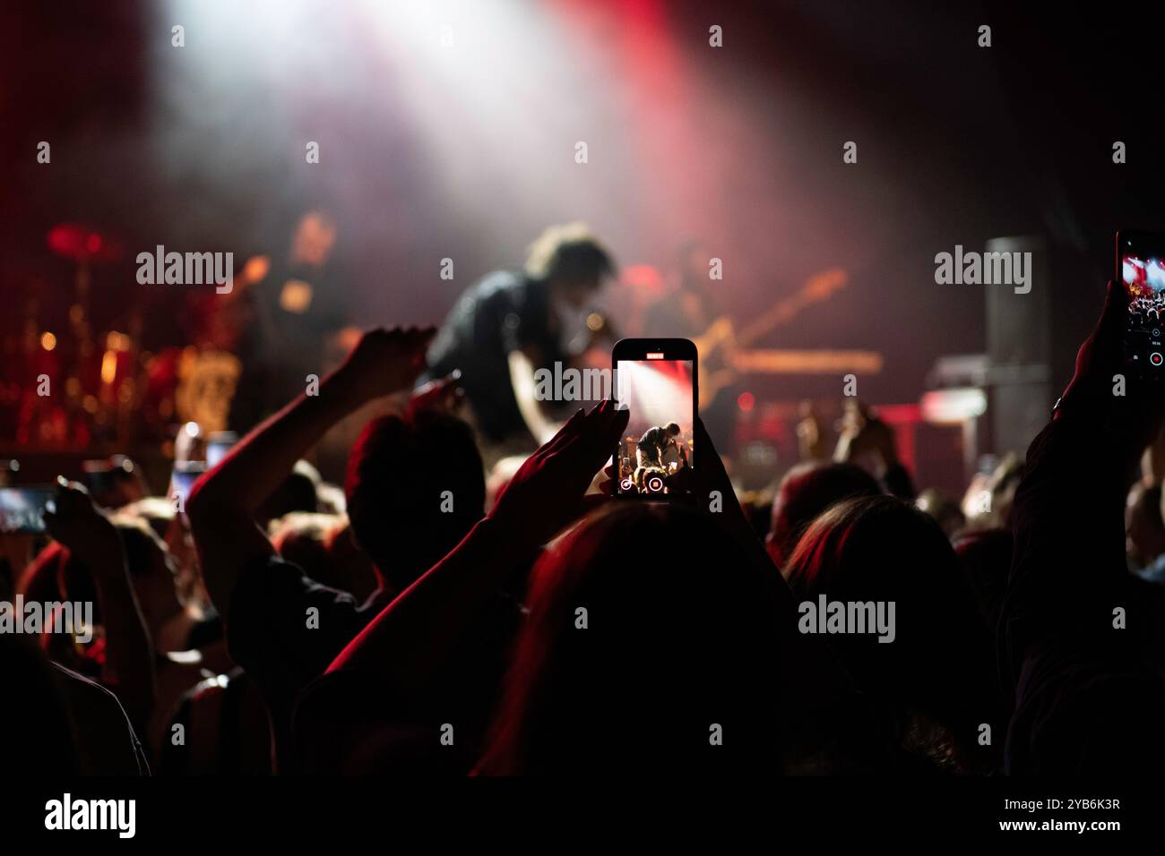 Auteur-compositeur, chanteur et musicien anglais, Barns Courtney se produisant en concert au Huxleys Neue Welt à Berlin pour le Grand Union Tour. Banque D'Images