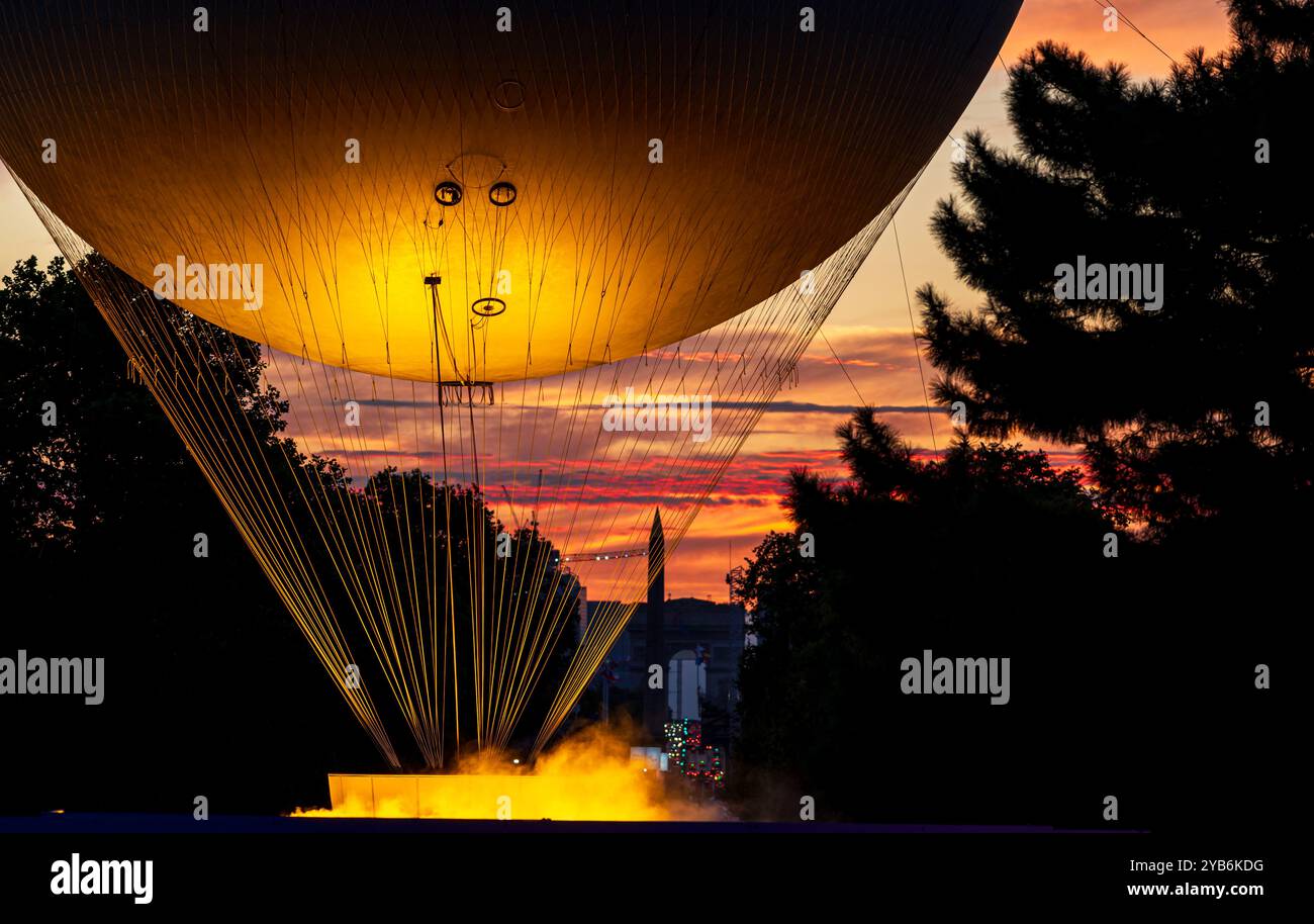 Gros plan du chaudron des Jeux Olympiques de Paris 2024 devant un ciel de coucher de soleil Banque D'Images