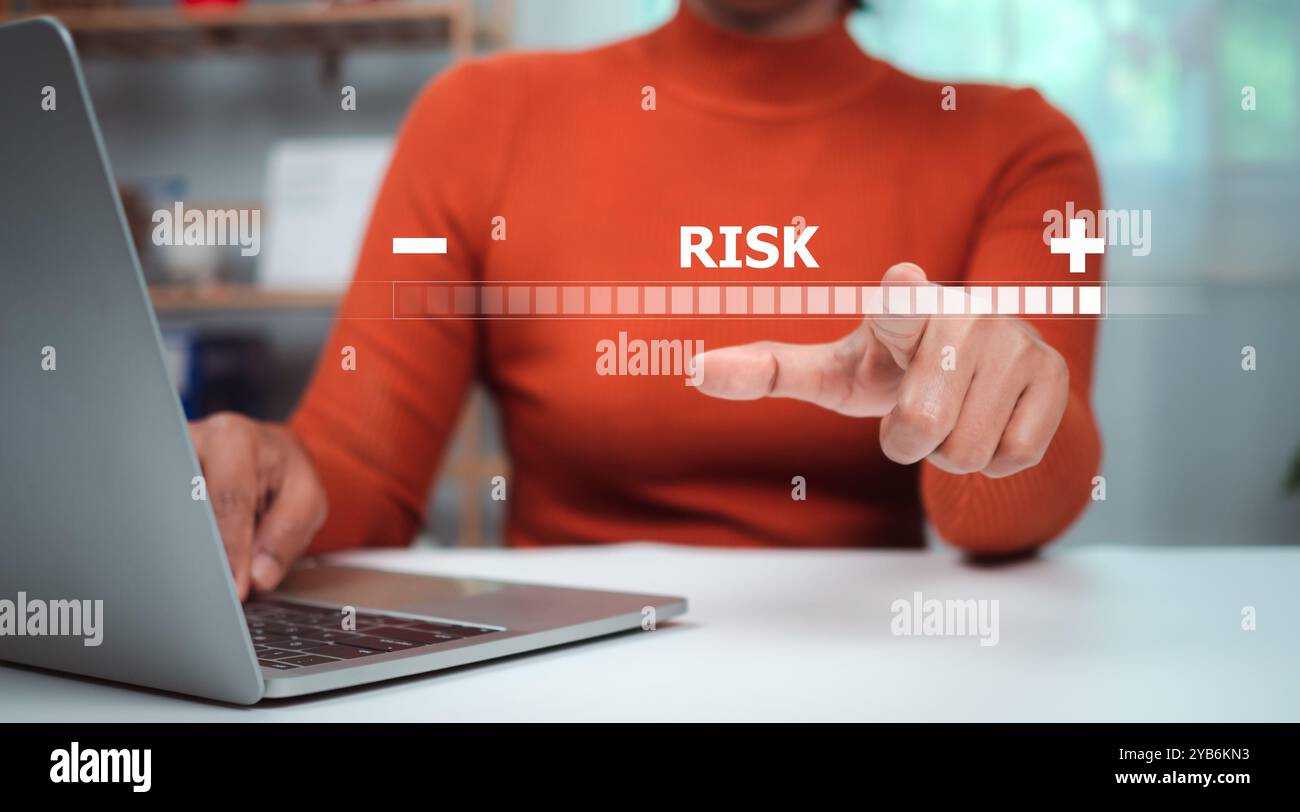 La personne utilise un ordinateur portable avec icône virtuelle de l'analyse des risques dans les décisions d'affaires, concept de gestion des risques, contrôle des risques et stratégies de gestion pour les risques Banque D'Images
