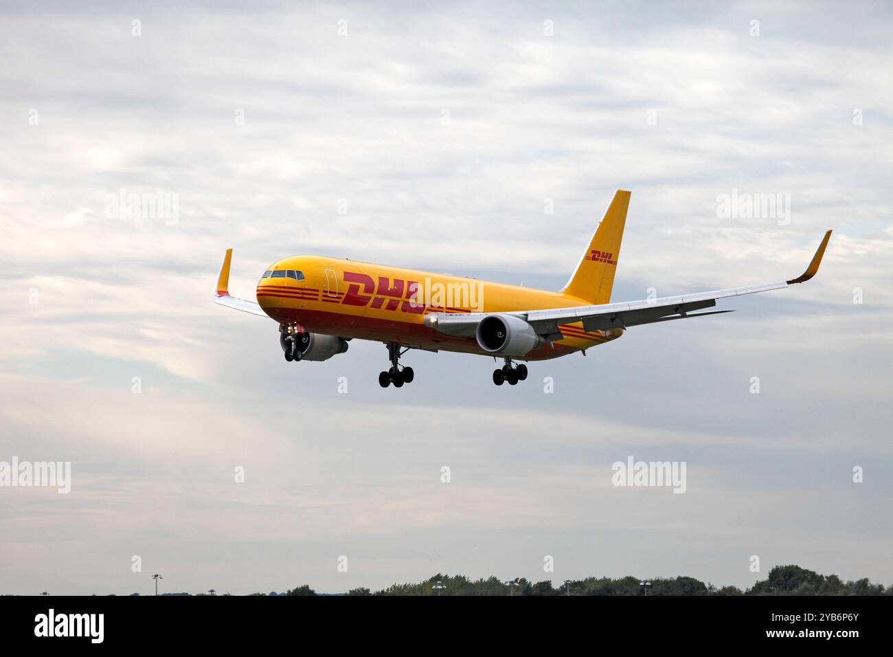 G-DHLE en approche pour atterrir à un cargaison de transport DHL. DHL Air Cargo Ltd DHL Aviation. Banque D'Images