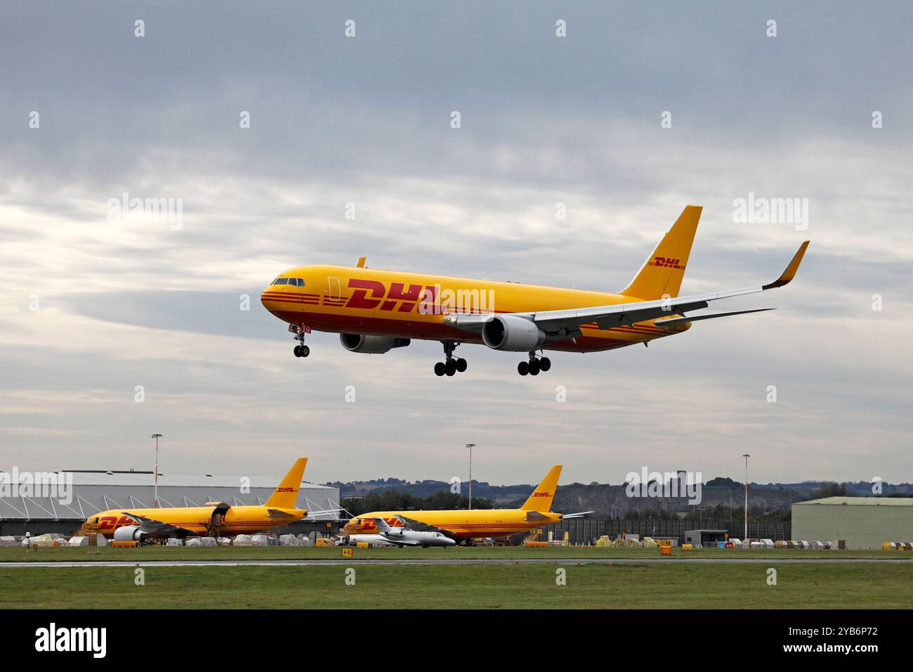 G-DHLE atterrissant sur un hub de transport de fret DHL. DHL Air Cargo Ltd DHL Aviation. Boeing 767-300F avion cargo. Banque D'Images