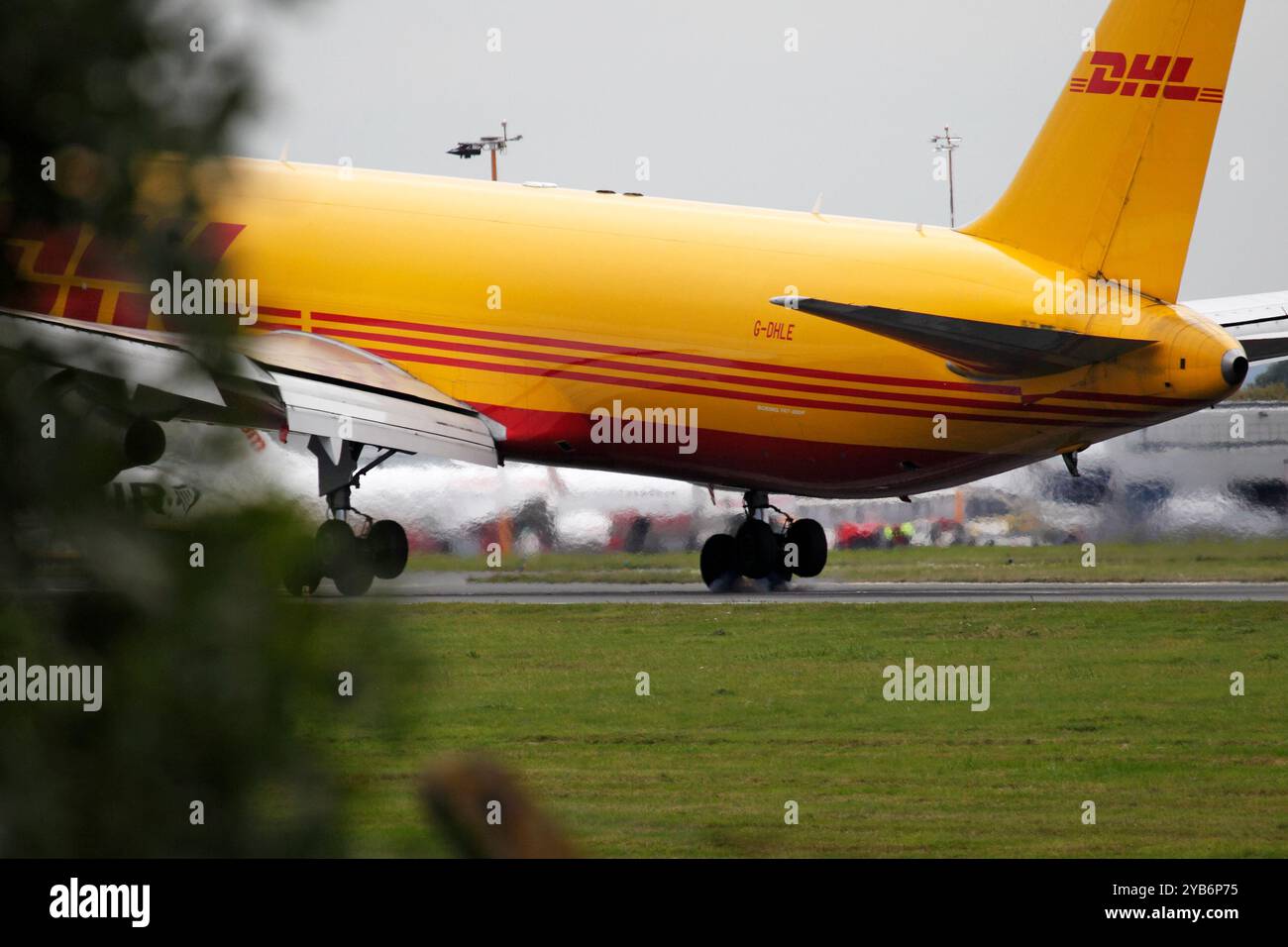 Touchdown. G-DHLE atterrissant sur un hub de transport de fret DHL. DHL Air Cargo Ltd DHL Aviation. Banque D'Images