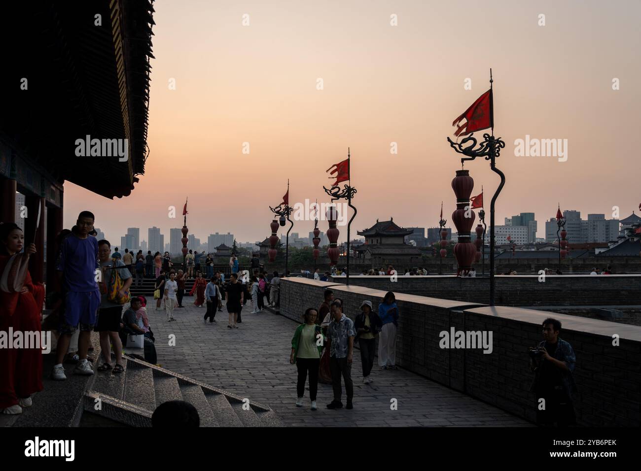 XI'an, Chine - 23 septembre 2024 : les gens apprécient le coucher de soleil sur la vieille ville de Xi'an depuis la porte Yongningmen dans l'ancien mur de la ville dans Shaanxi dans le centre Banque D'Images