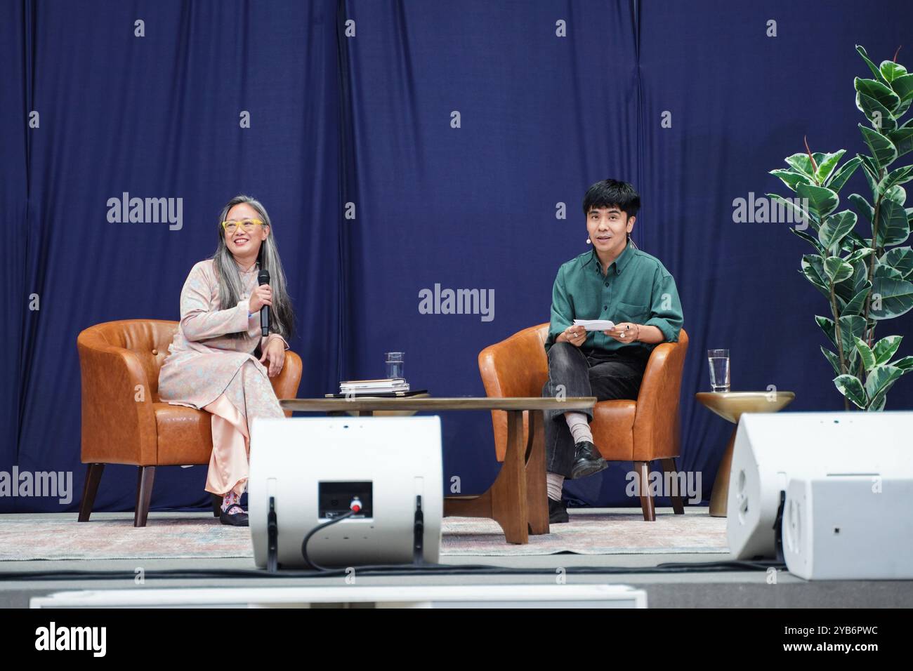 San Diego, États-Unis. 16 octobre 2024. Ocean Vuong (à droite) partage son expérience avec le public. Le célèbre poète et romancier Ocean Vuong donne une conférence engageante à UC San Diego le 16 octobre, captivant le public, les étudiants et les professeurs avec ses réflexions sur l'identité, la langue et l'expérience des immigrants. (Photo de Michael Ho Wai Lee/SOPA images/Sipa USA) crédit : Sipa USA/Alamy Live News Banque D'Images