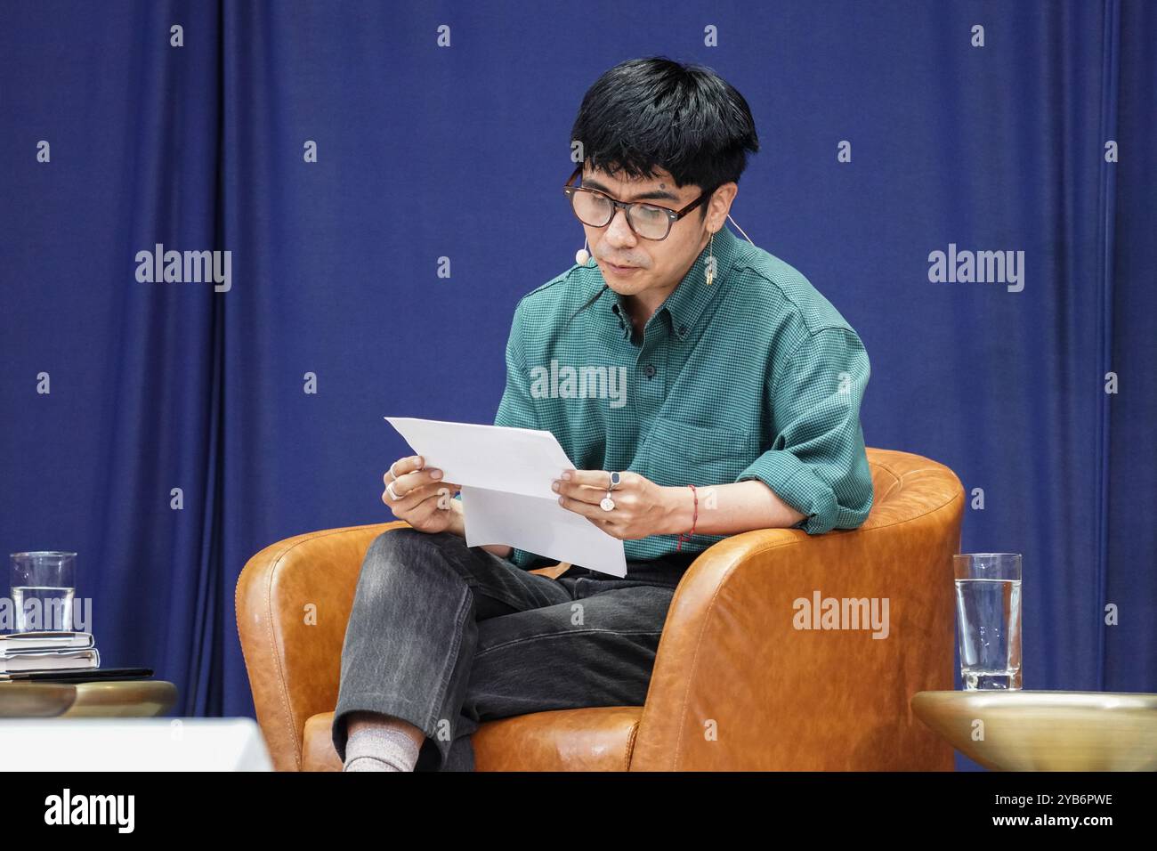 San Diego, États-Unis. 16 octobre 2024. Ocean Vuong lit son poète pendant la conférence. Le célèbre poète et romancier Ocean Vuong donne une conférence engageante à UC San Diego le 16 octobre, captivant le public, les étudiants et les professeurs avec ses réflexions sur l'identité, la langue et l'expérience des immigrants. (Photo de Michael Ho Wai Lee/SOPA images/Sipa USA) crédit : Sipa USA/Alamy Live News Banque D'Images