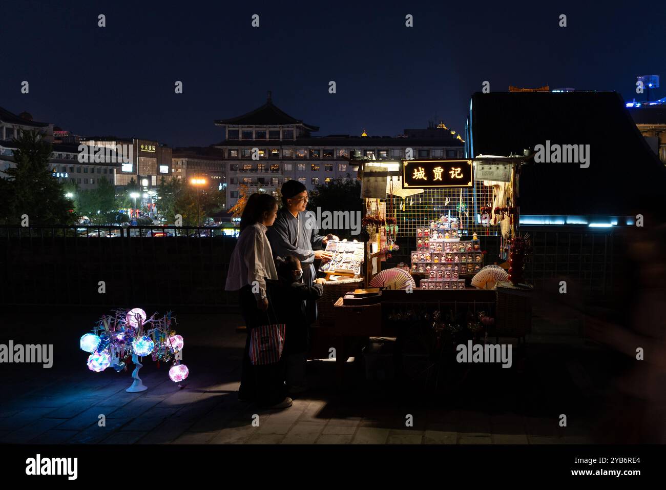 xi'an, Chine - 23 septembre 2024 : un homme vend des souvenirs d'un étal sur le mur de la ville de Xi'an près de la porte Yongningmen la nuit à Shaanxi dans le centre du CH Banque D'Images