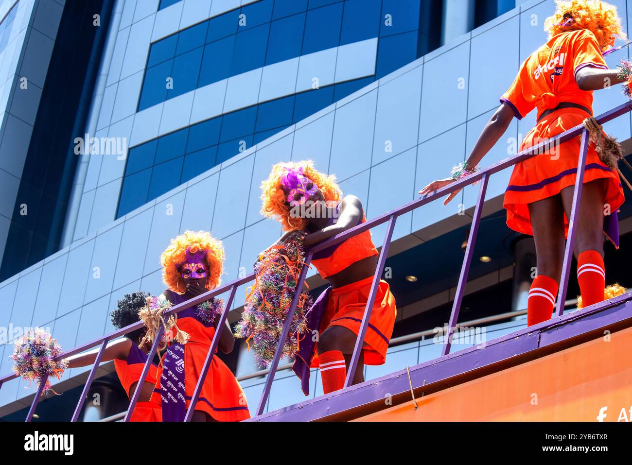 Jeunes filles en costumes pendant le Carnaval de Kampala Banque D'Images