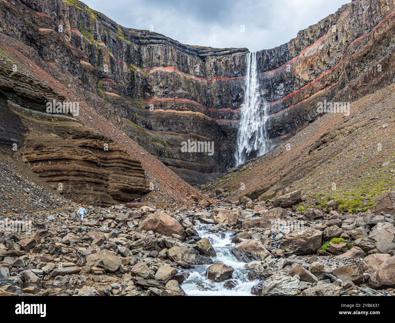 Cascade Hengifoss, couches basaltiques entrelacées avec des couches sédimentaires rouges, Islande Banque D'Images
