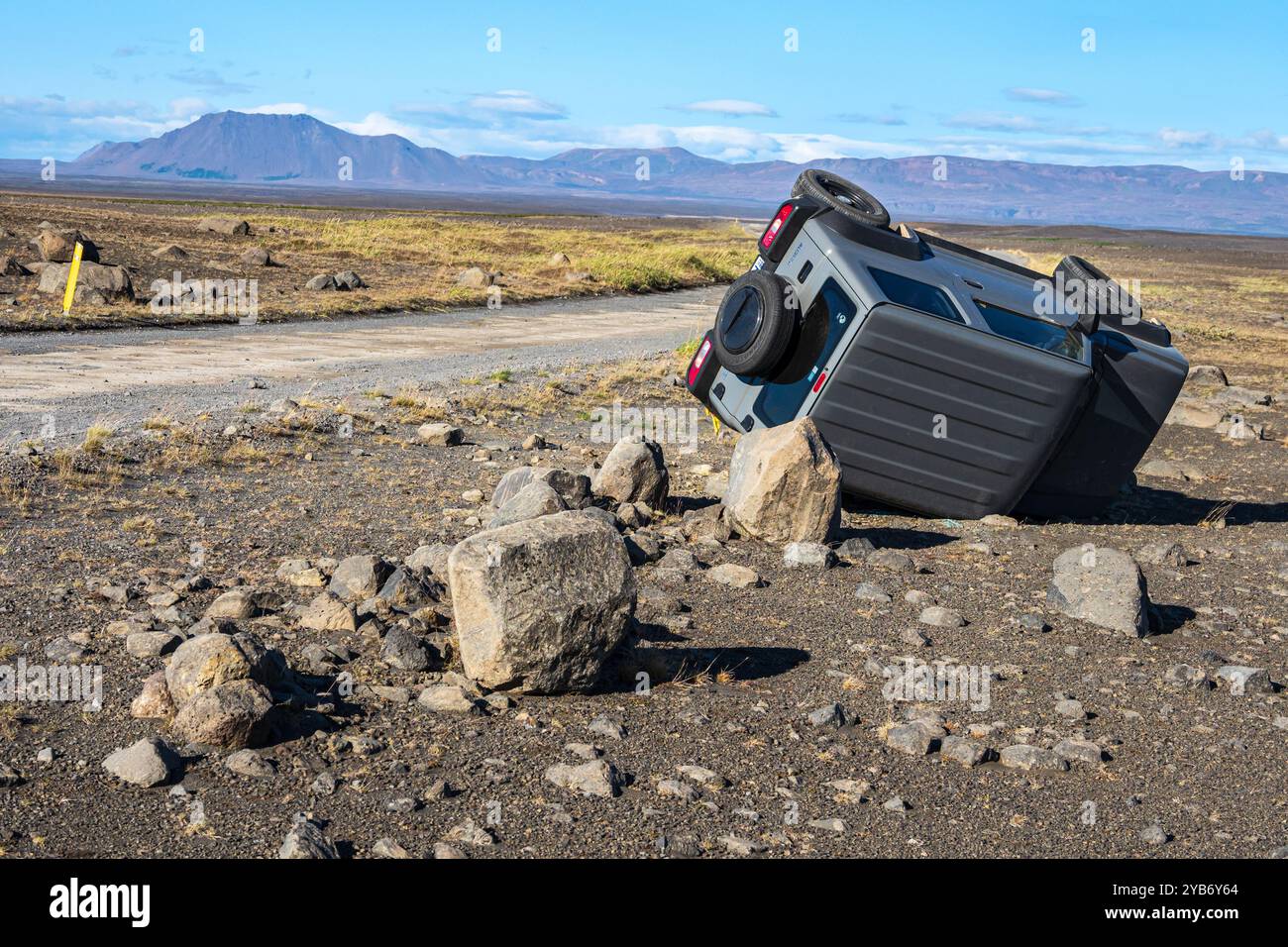 Voiture écrasée, couchée sur son côté, la route 864 reliant la rocade no.1 au côté est de la cascade de Dettifoss, Islande. Banque D'Images