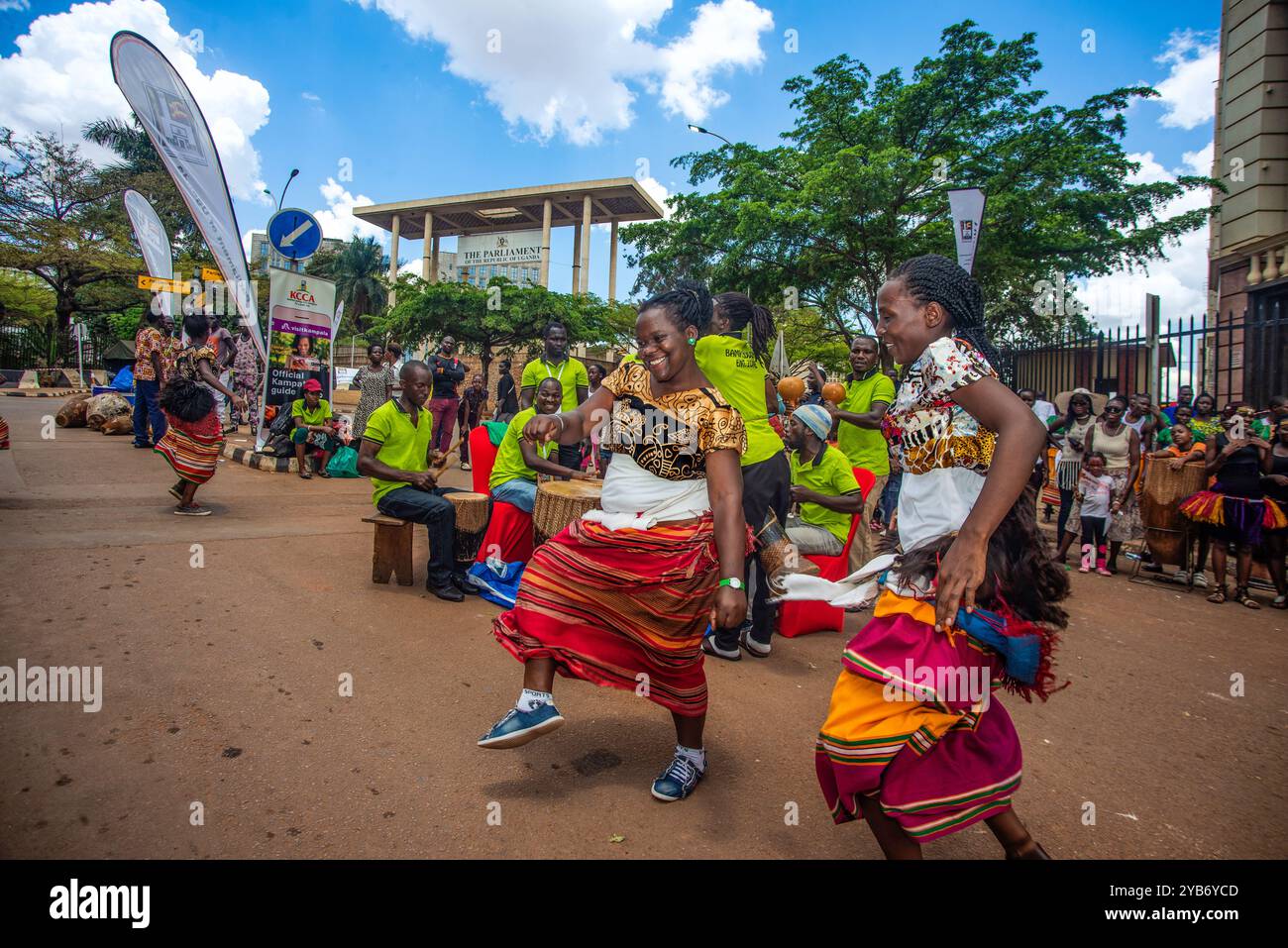 Les artistes divertissent les gens avec des danses traditionnelles dans la rue pendant le carnaval de Kampala City Banque D'Images