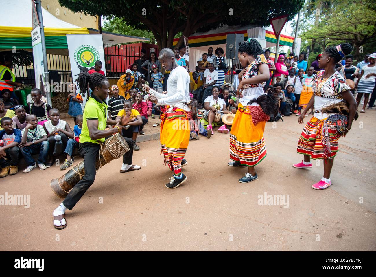 Les artistes divertissent les gens avec des danses traditionnelles dans la rue pendant le carnaval de Kampala City Banque D'Images