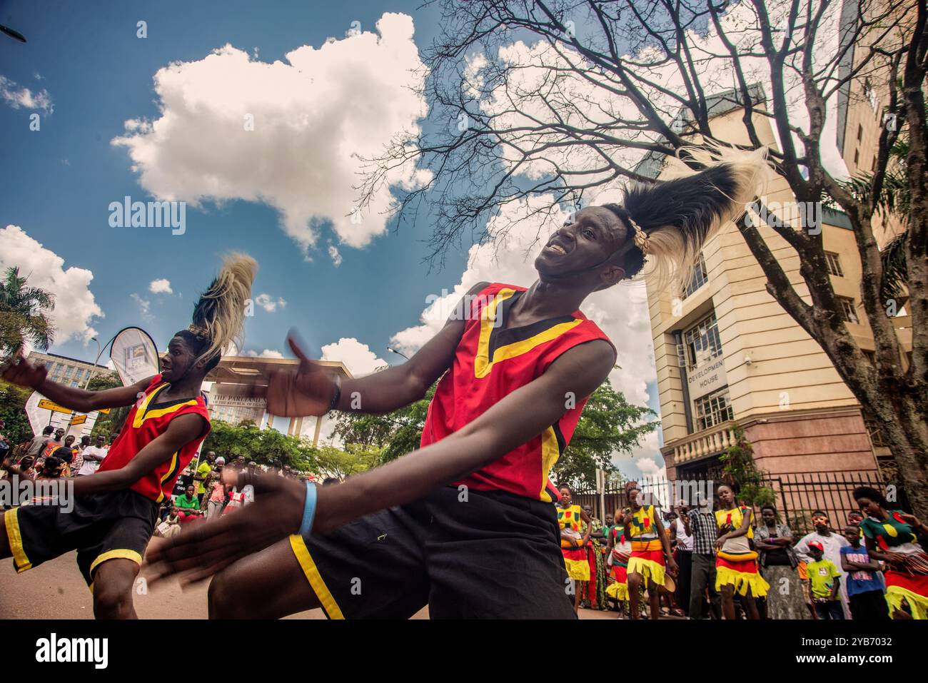 Un homme divertit les gens avec des danses traditionnelles dans la rue pendant le Carnaval de Kampala City Banque D'Images