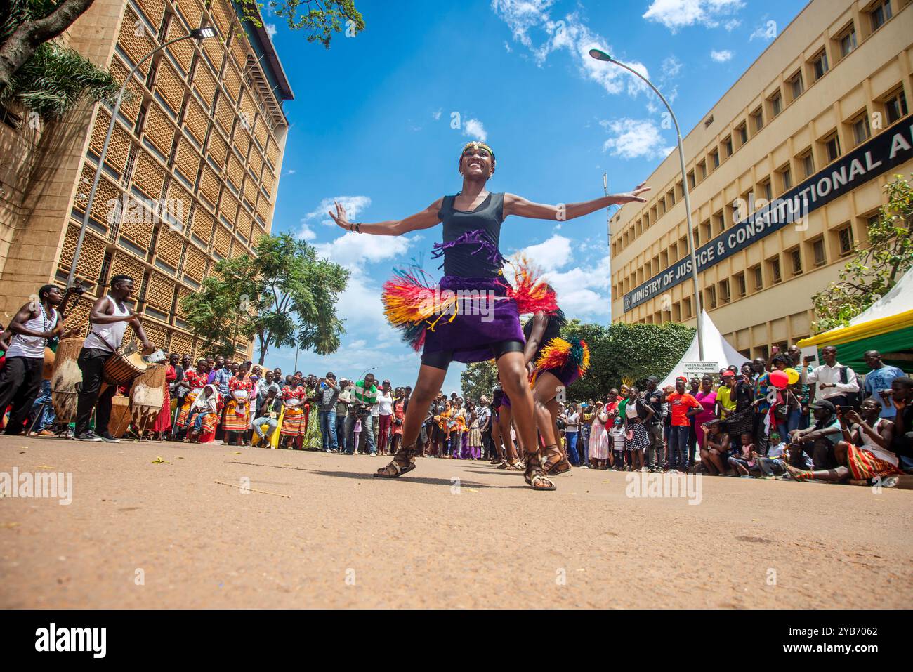 Une femme exécute une danse traditionnelle dans la rue pendant le carnaval de Kampala Banque D'Images
