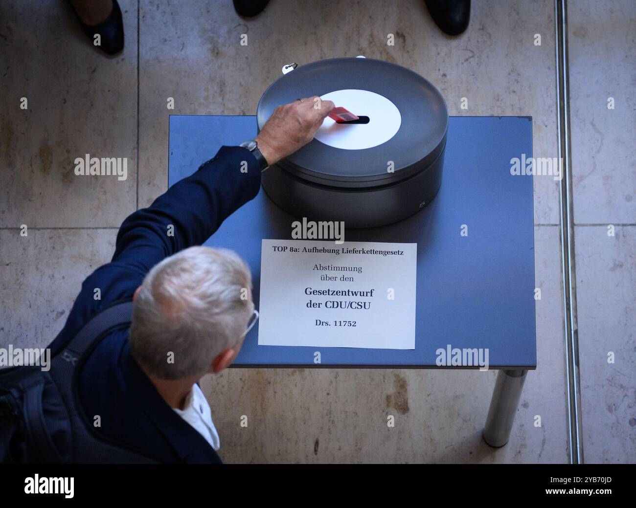 Berlin, Allemagne. 17 octobre 2024. Un membre du Bundestag jette sa carte de vote dans une urne lors d'un vote par appel nominal sur la Loi sur la chaîne d'approvisionnement en marge de la session plénière du Bundestag allemand. Les principaux thèmes de la 194e session de la 20e législature sont un débat sur une année de la Stratégie de sécurité nationale, la réforme hospitalière, le rapport d'équivalence 2024 et un projet de loi visant à réorganiser le droit disciplinaire militaire. Crédit : Bernd von Jutrczenka/dpa/Alamy Live News Banque D'Images