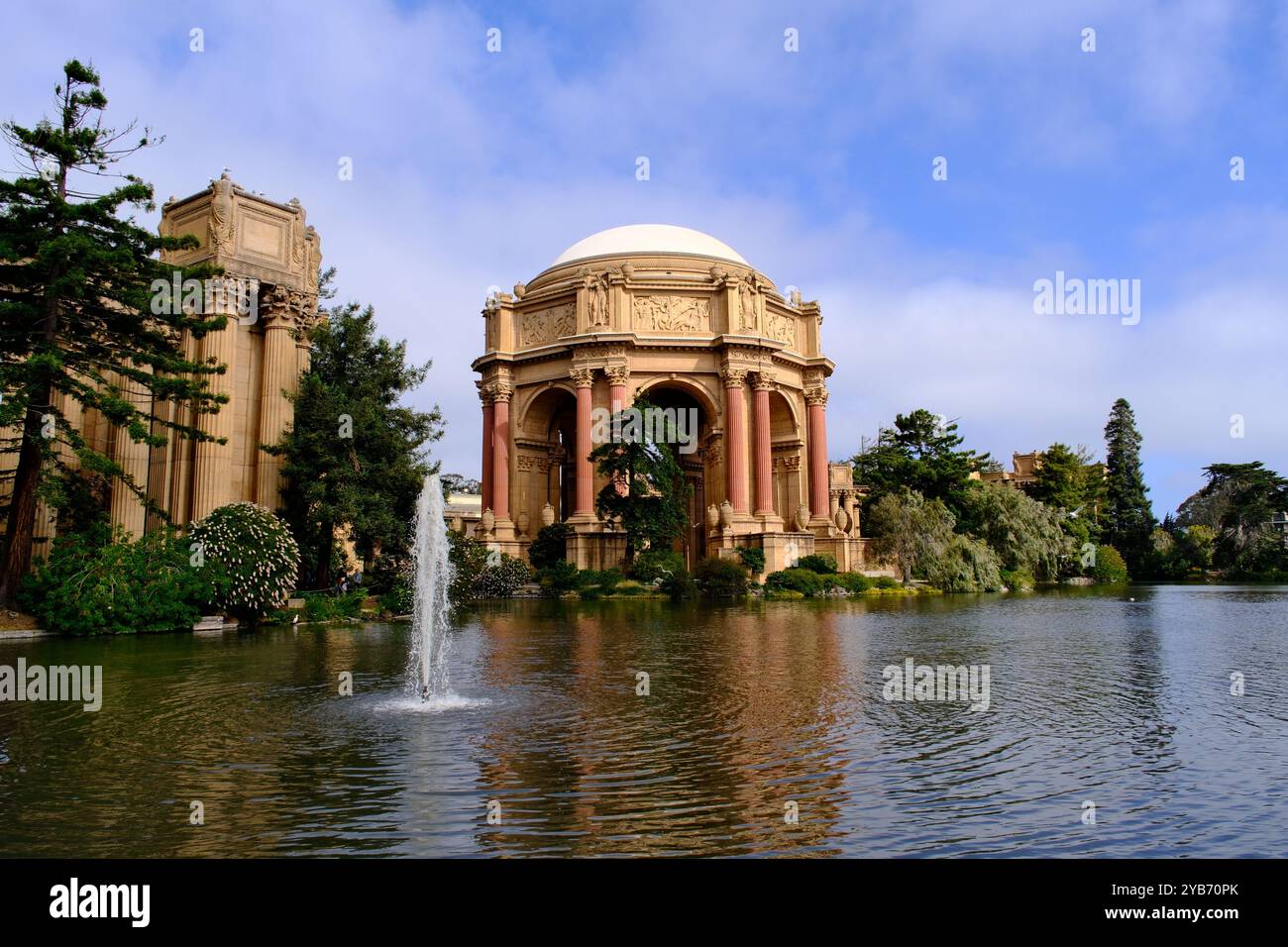 San Francisco, Californie, USA-10 juin 2024 : Palais des Beaux-Arts et fontaine sur le lac. Destination de voyage à San Francisco Banque D'Images