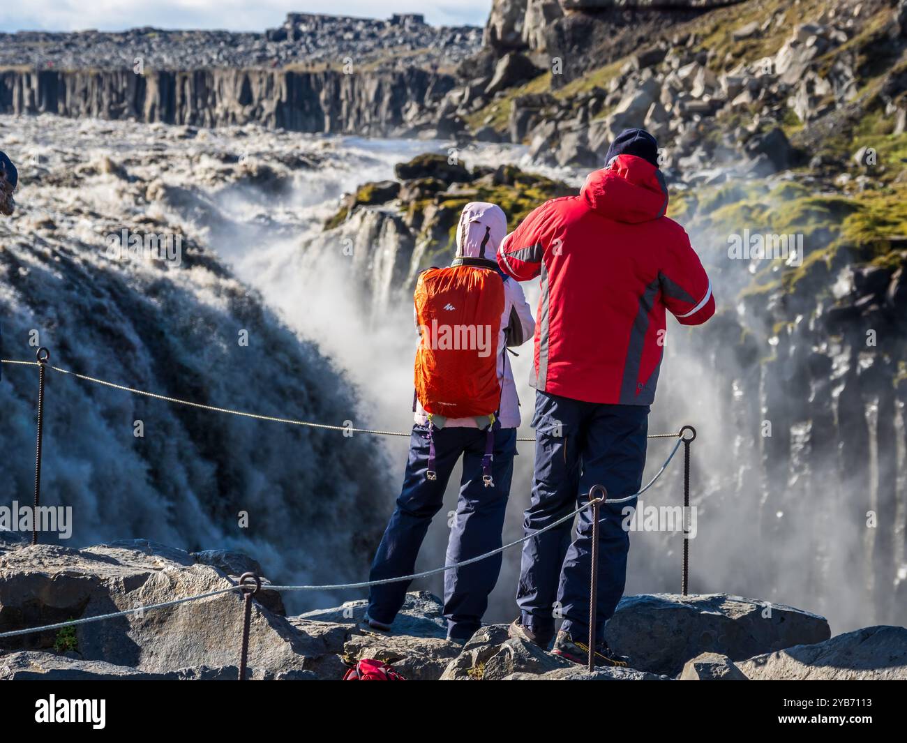 Touriste au point de vue près de la cascade Dettifoss, côté est, Islande Banque D'Images