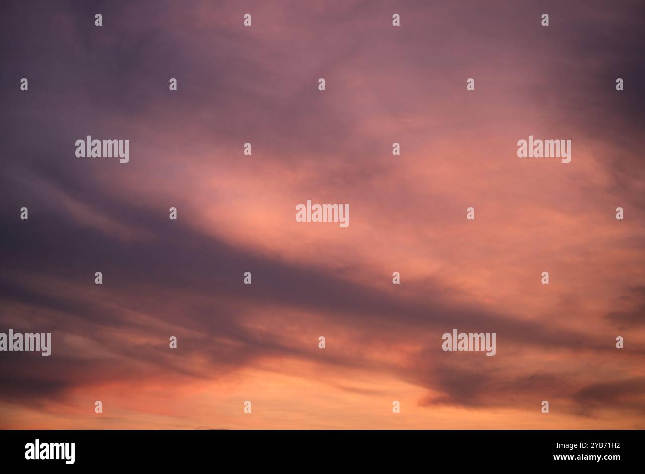 belle rémanence dans le ciel. fond éthérée de lueur de coucher de soleil Banque D'Images