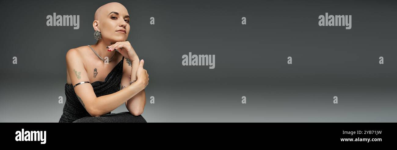 La jeune femme chauve rayonne de style et de confiance sur un fond doux. Banque D'Images