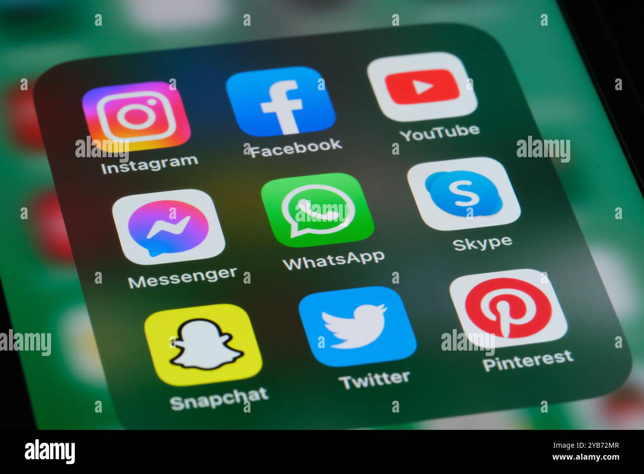 WhatsApp, Messenger, Instagram, Facebook, Snapchat, Twitter, YouTube, Skype, icône d'application Pinterest à l'écran. Service de médias sociaux assorti Banque D'Images