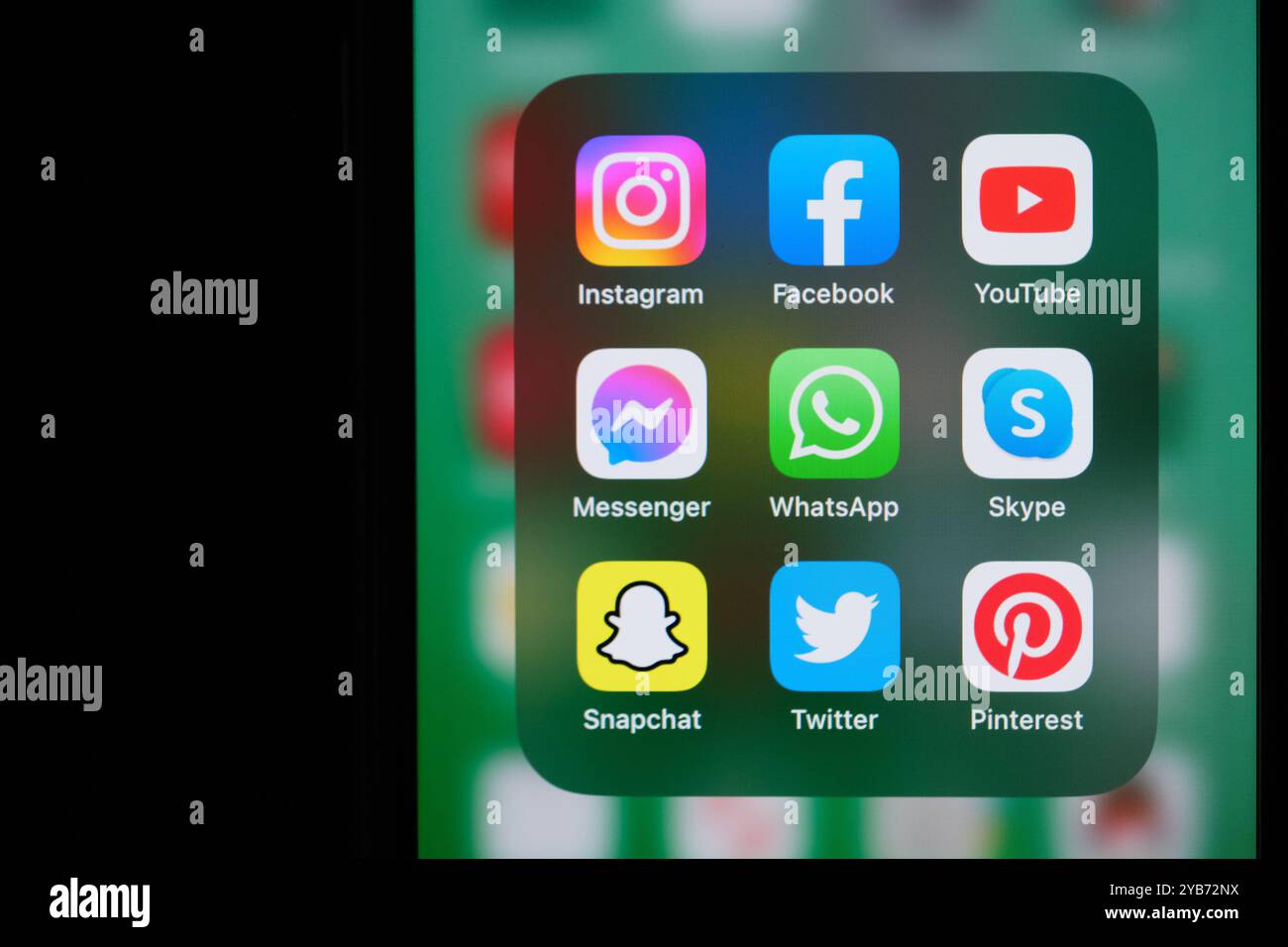 WhatsApp, Messenger, Instagram, Facebook, Snapchat, Twitter, YouTube, Skype, icône d'application Pinterest à l'écran. Service de médias sociaux assorti Banque D'Images