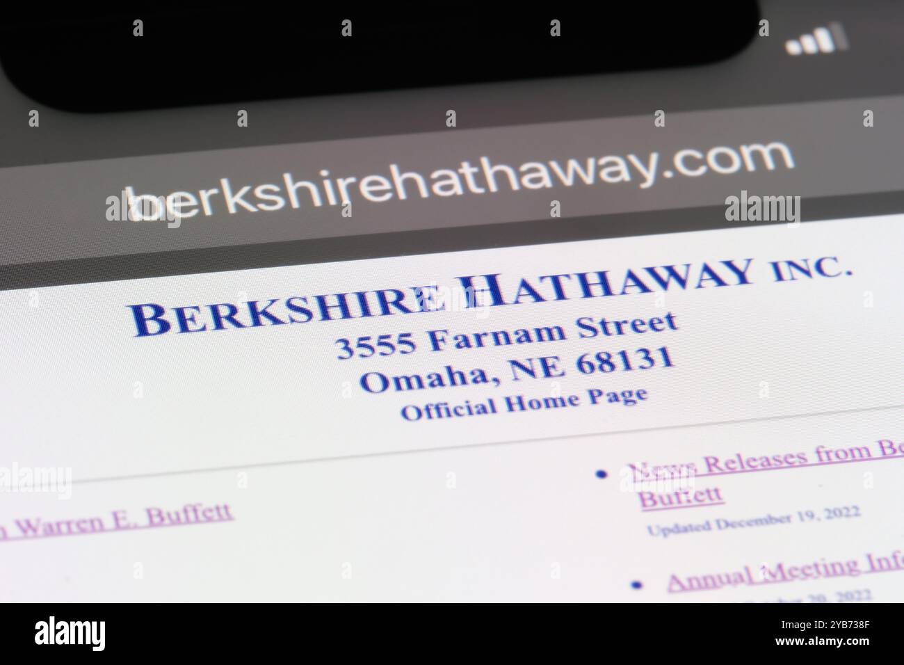 Fermez le logo de la société de la marque Berkshire Hathaway sur le site officiel à l'écran Banque D'Images