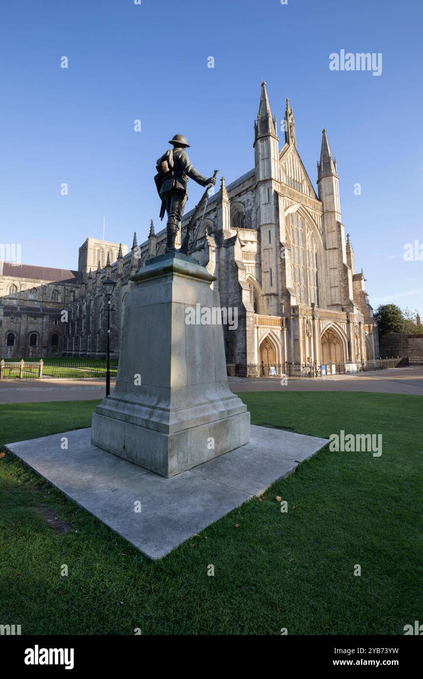 Cathédrale de Winchester dans la lumière du soir avec mémorial de guerre en premier plan, Winchester, Hampshire, Angleterre, Royaume-Uni, Europe Banque D'Images