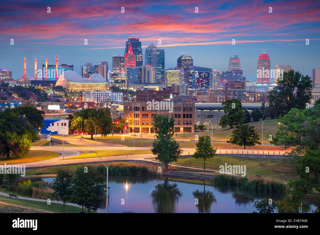 Kansas City, Missouri, États-Unis. Image de paysage urbain aérien de Kansas City à l'heure bleue du crépuscule. Banque D'Images