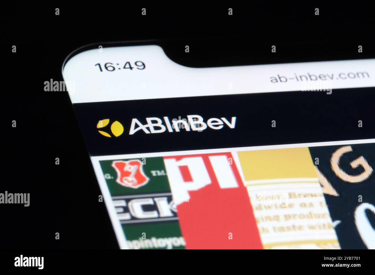 Fermez le logo de la marque de la société AB InBev sur le site officiel Banque D'Images