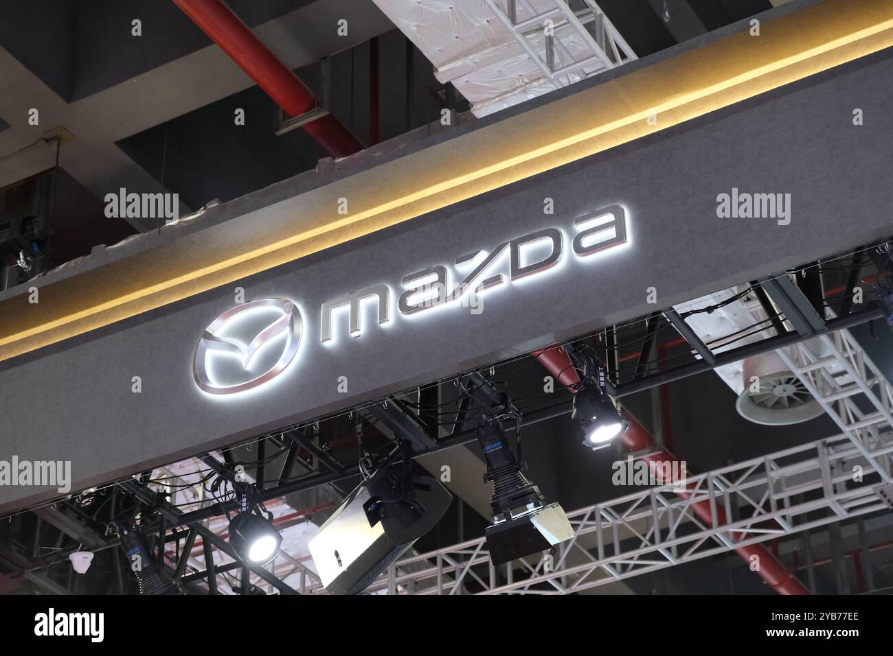 Shanghai, Chine-22 avril 2023 : Fermer le logo de marque Mazda Motor Corporation Banque D'Images