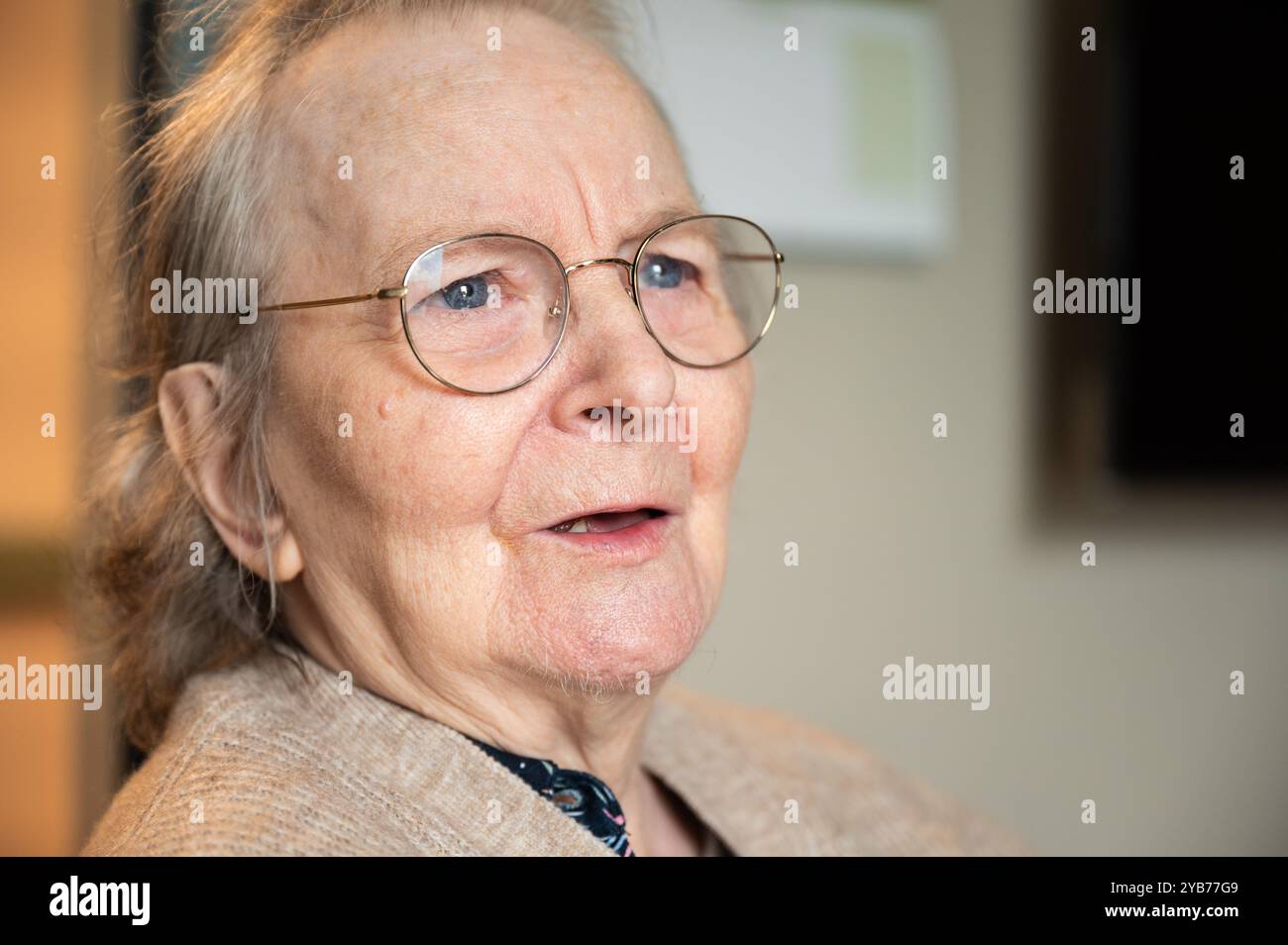 Portrait d'une grand-mère de 86 ans à Tienen, Brabant flamand, Belgique. Autorisation du modèle Banque D'Images