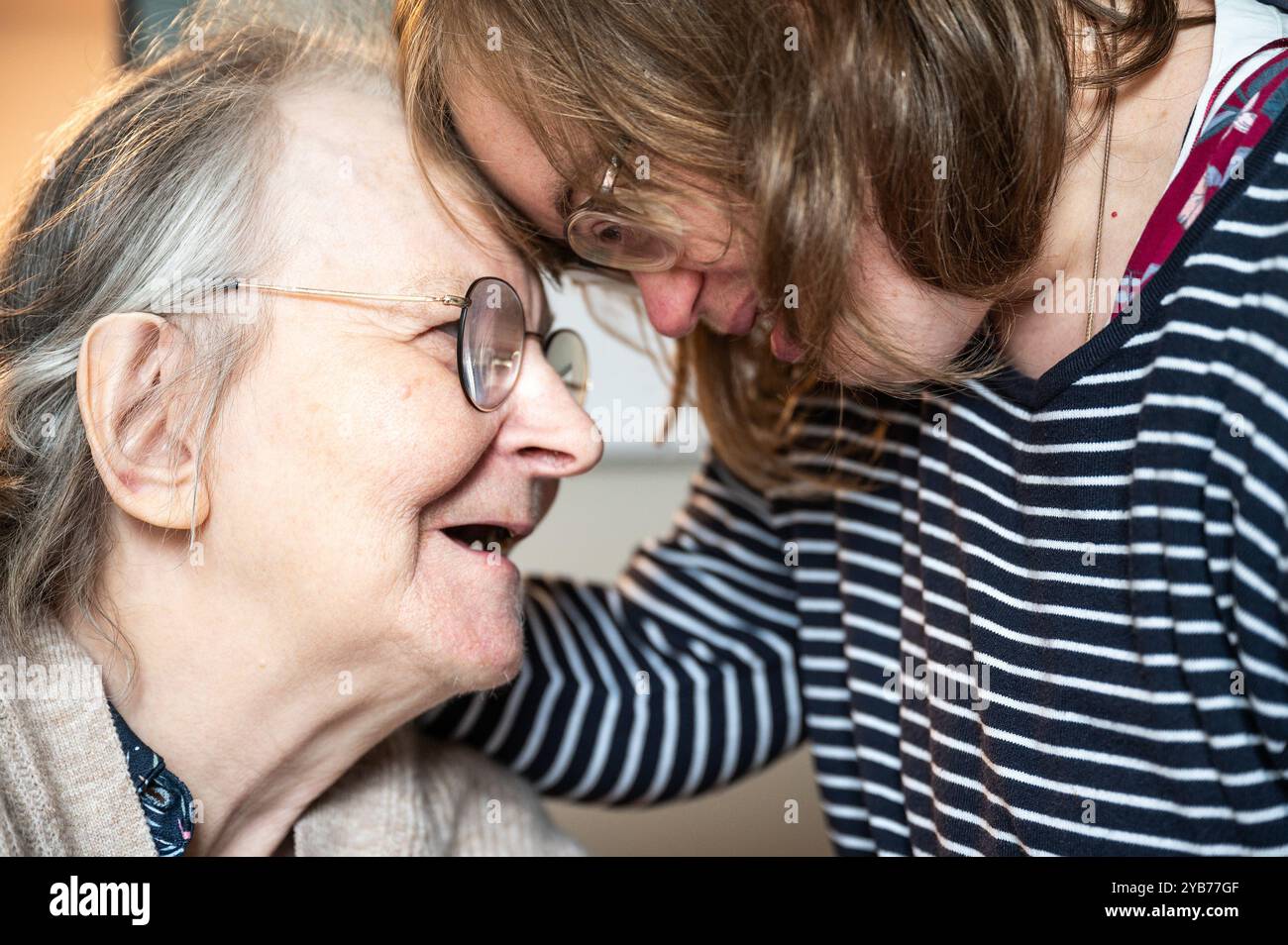 Moment de connexion entre une mère de 86 ans et une fille de 42 ans avec le syndrome de Down à Tienen, Brabant flamand, Belgique. Autorisation du modèle Banque D'Images