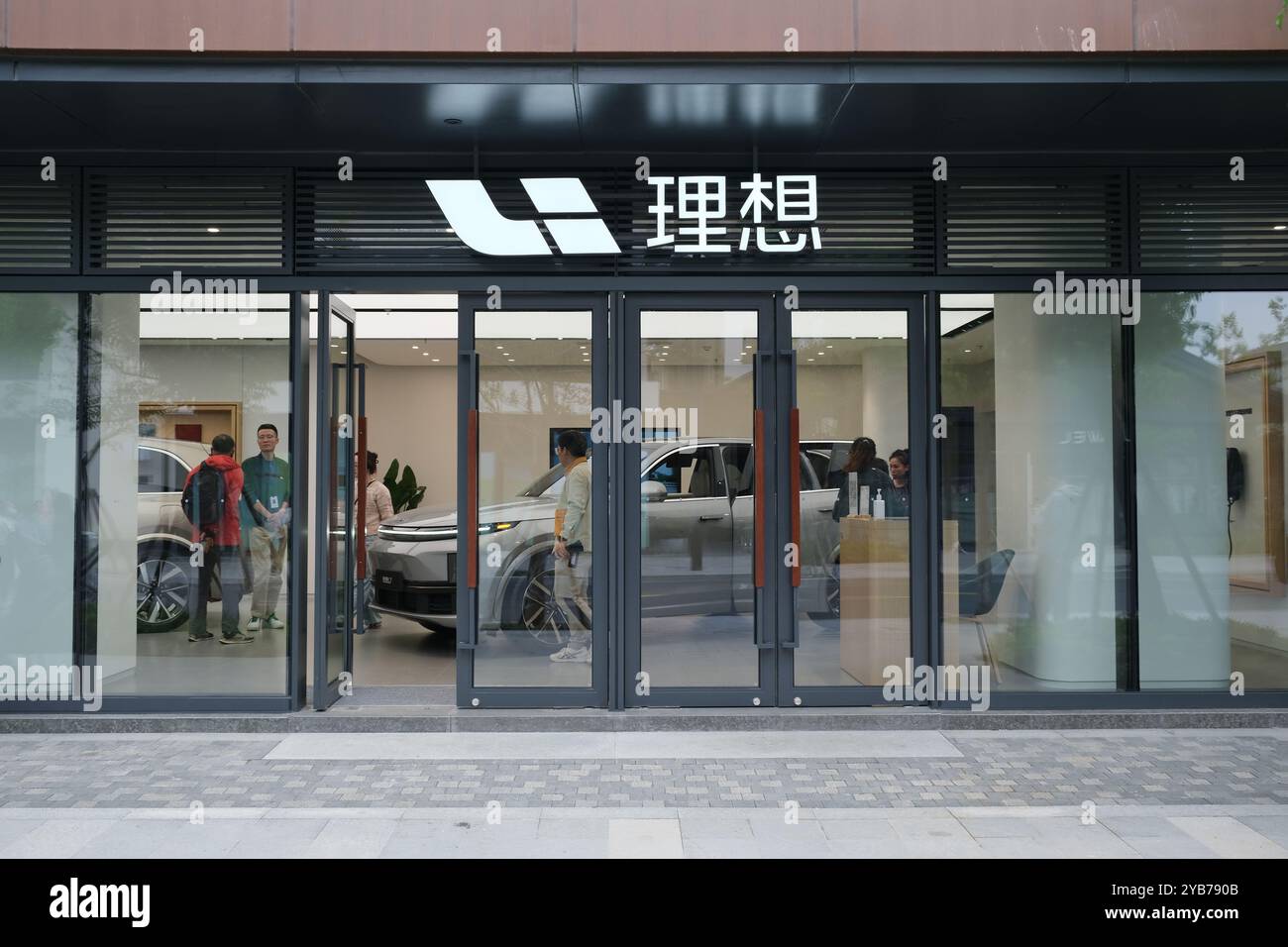 Shanghai, Chine-7 mai 2023 : Li Auto magasin de détail de voiture électrique avec des clients. Constructeur chinois de véhicules électriques Banque D'Images