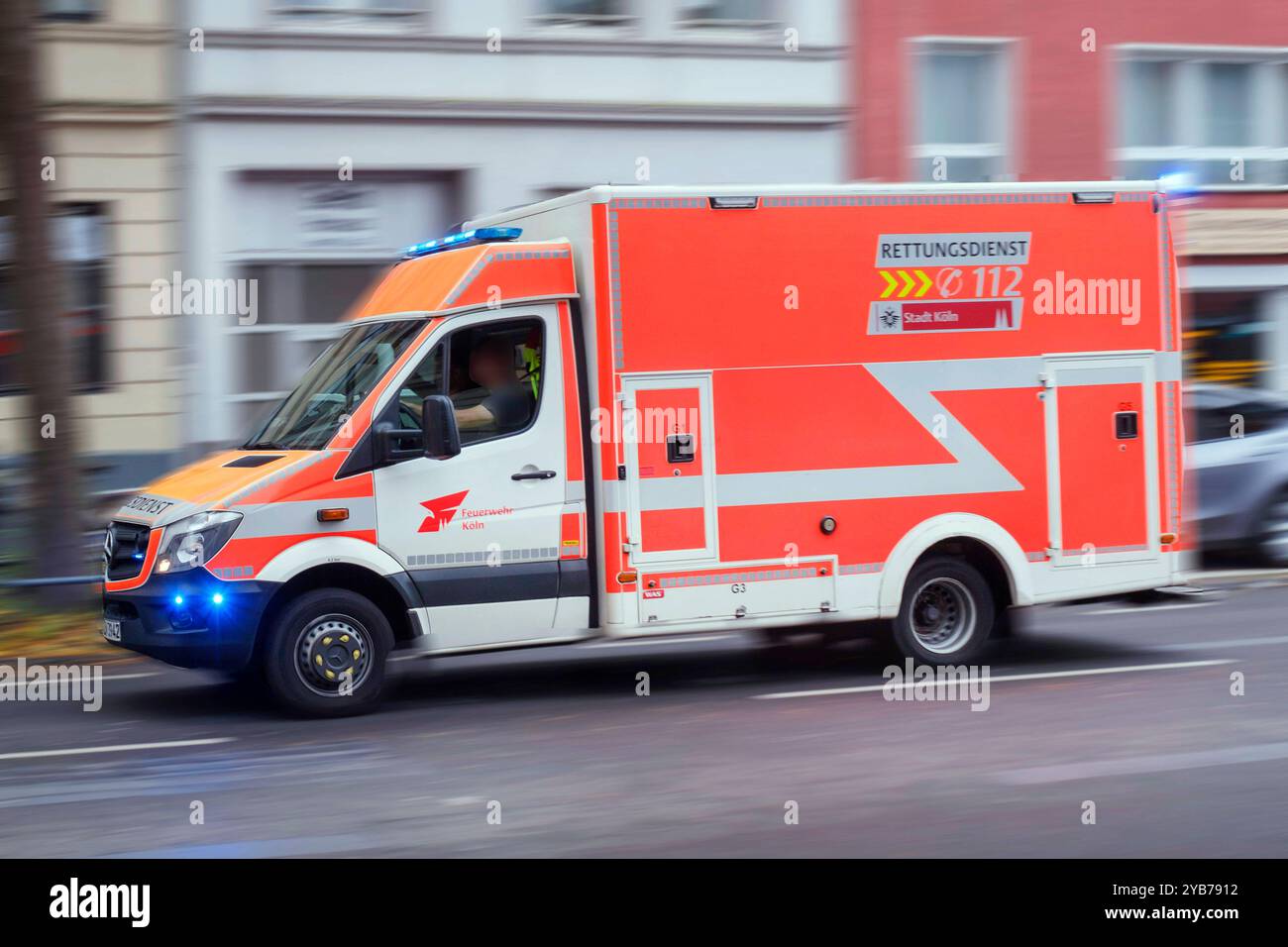 Krankenwagen im Einsatz *** ambulance en action Nordrhein-Westfalen Deutschland, Allemagne GMS17841 Banque D'Images