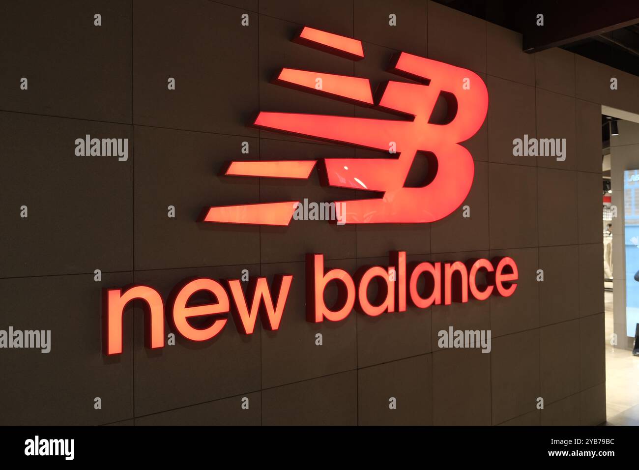 Shanghai, Chine-Jan.7th 2023 : Fermer le signe de magasin New Balance. Marque américaine de chaussures de sport Banque D'Images