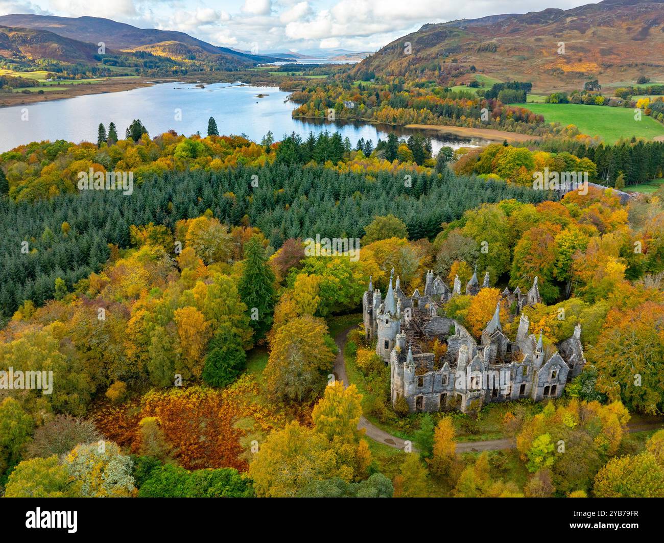 Pitlochry, Écosse, Royaume-Uni. 17 octobre 2024. Ruines de Dunalastair House près du pont de Tummel dans le Perthshire entouré d'arbres aux couleurs d'automne. Iain Masterton/ Alamy Live News Banque D'Images