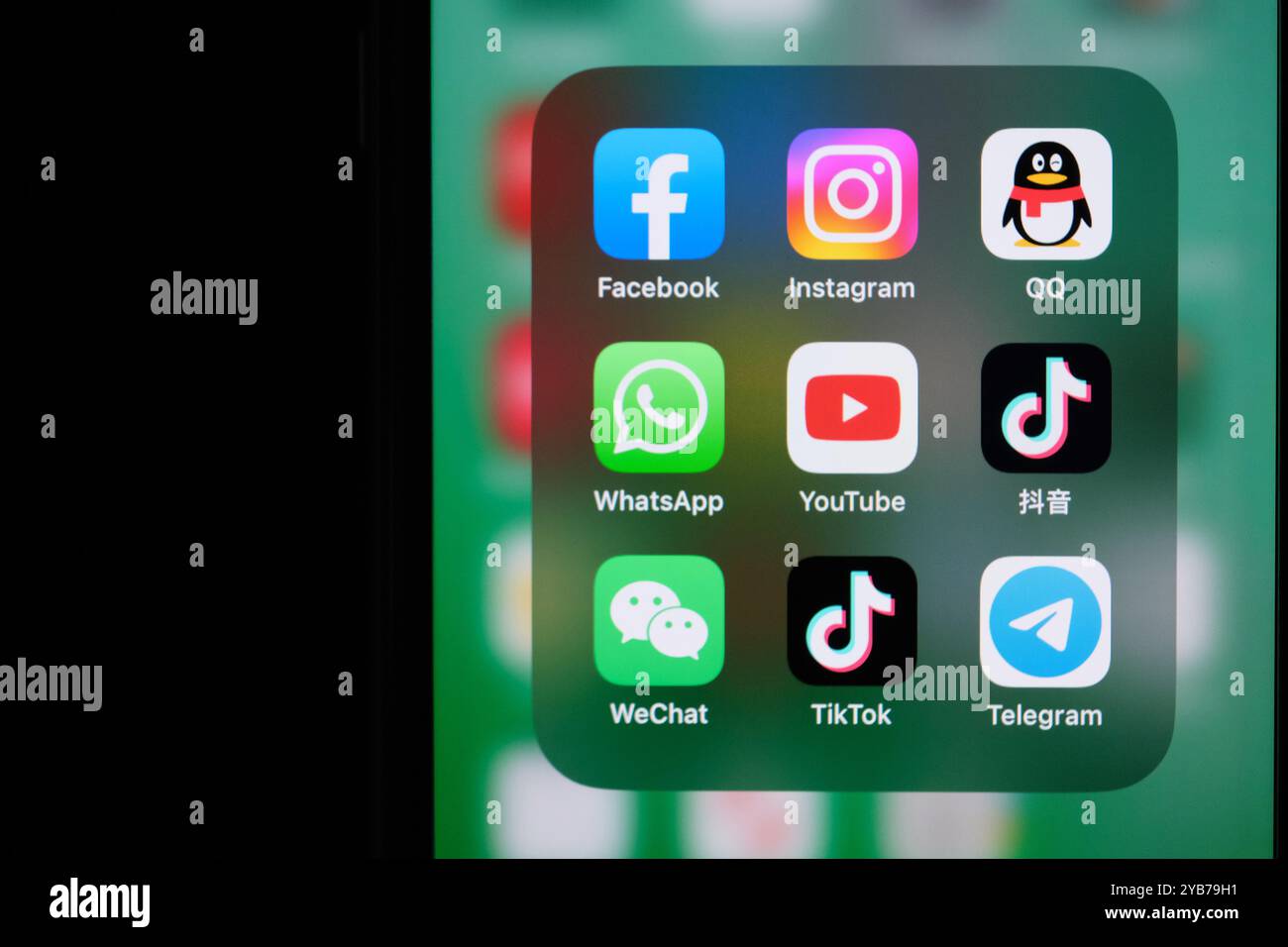 YouTube, WhatsApp, Facebook, WeChat, Instagram, icône Tencent QQ, TikTok, Douyin et Telegram App à l'écran. Divers médias sociaux Banque D'Images
