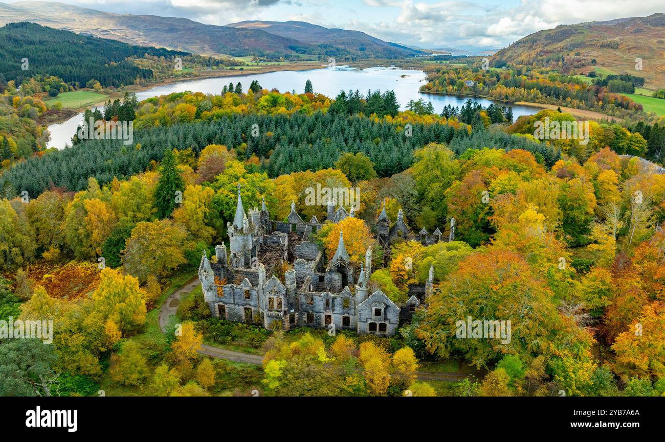 Pitlochry, Écosse, Royaume-Uni. 17 octobre 2024. Ruines de Dunalastair House près du pont de Tummel dans le Perthshire entouré d'arbres aux couleurs d'automne. Iain Masterton/ Alamy Live News Banque D'Images