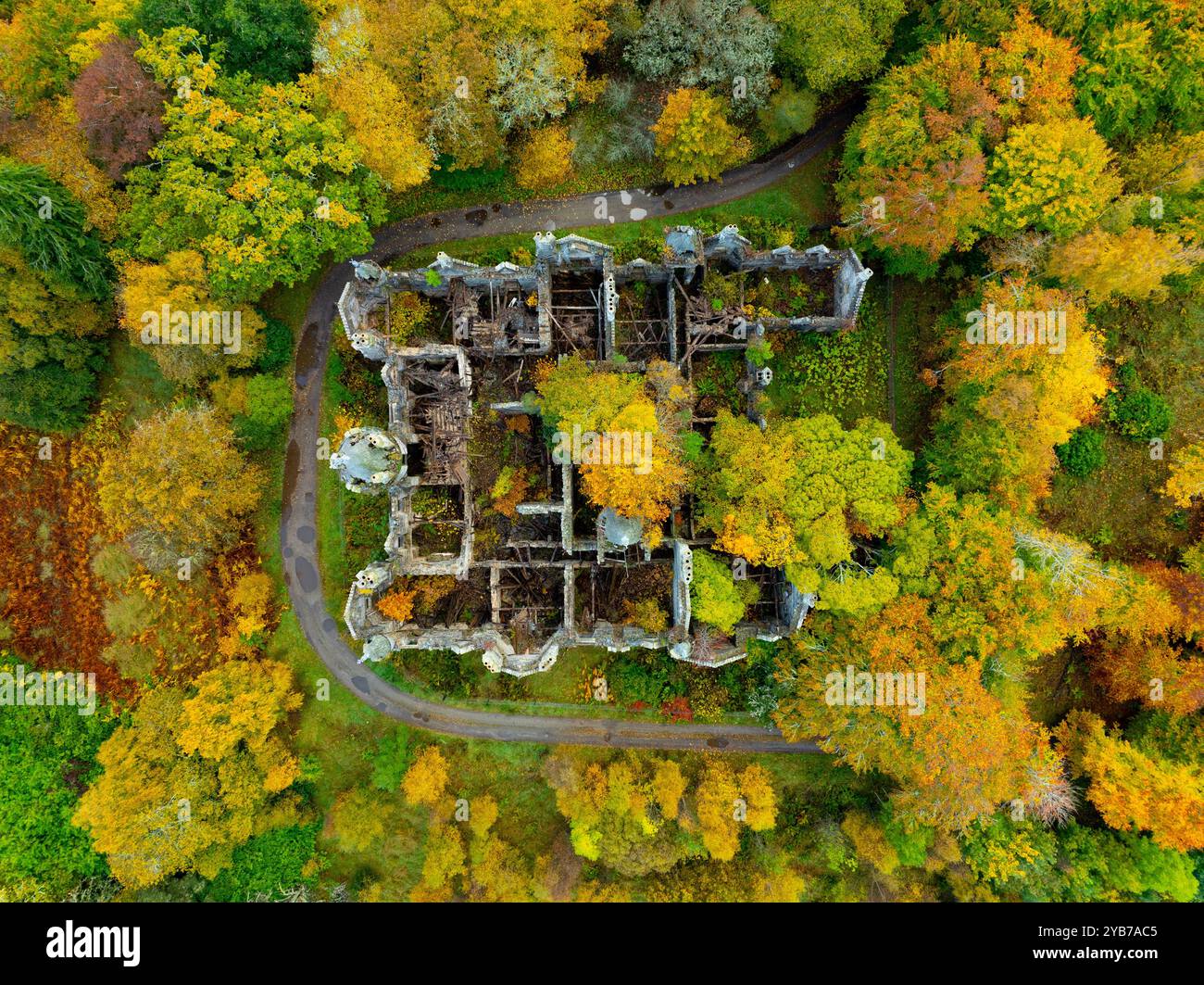 Pitlochry, Écosse, Royaume-Uni. 17 octobre 2024. Ruines de Dunalastair House près du pont de Tummel dans le Perthshire entouré d'arbres aux couleurs d'automne. Iain Masterton/ Alamy Live News Banque D'Images