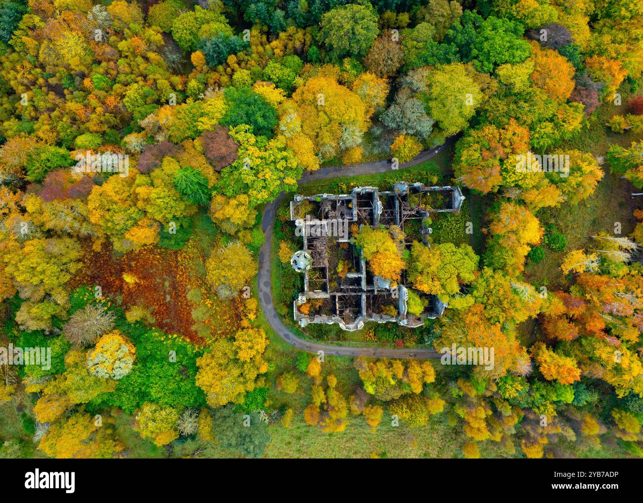 Pitlochry, Écosse, Royaume-Uni. 17 octobre 2024. Ruines de Dunalastair House près du pont de Tummel dans le Perthshire entouré d'arbres aux couleurs d'automne. Iain Masterton/ Alamy Live News Banque D'Images