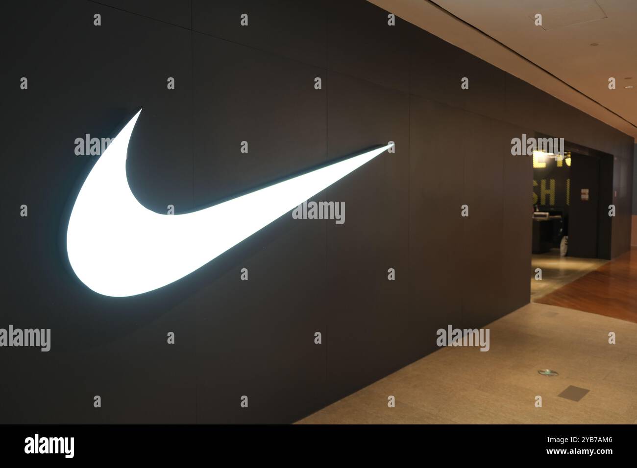 Shanghai, Chine-5 février 2023 : logo de la marque NIKE Retail Store Banque D'Images