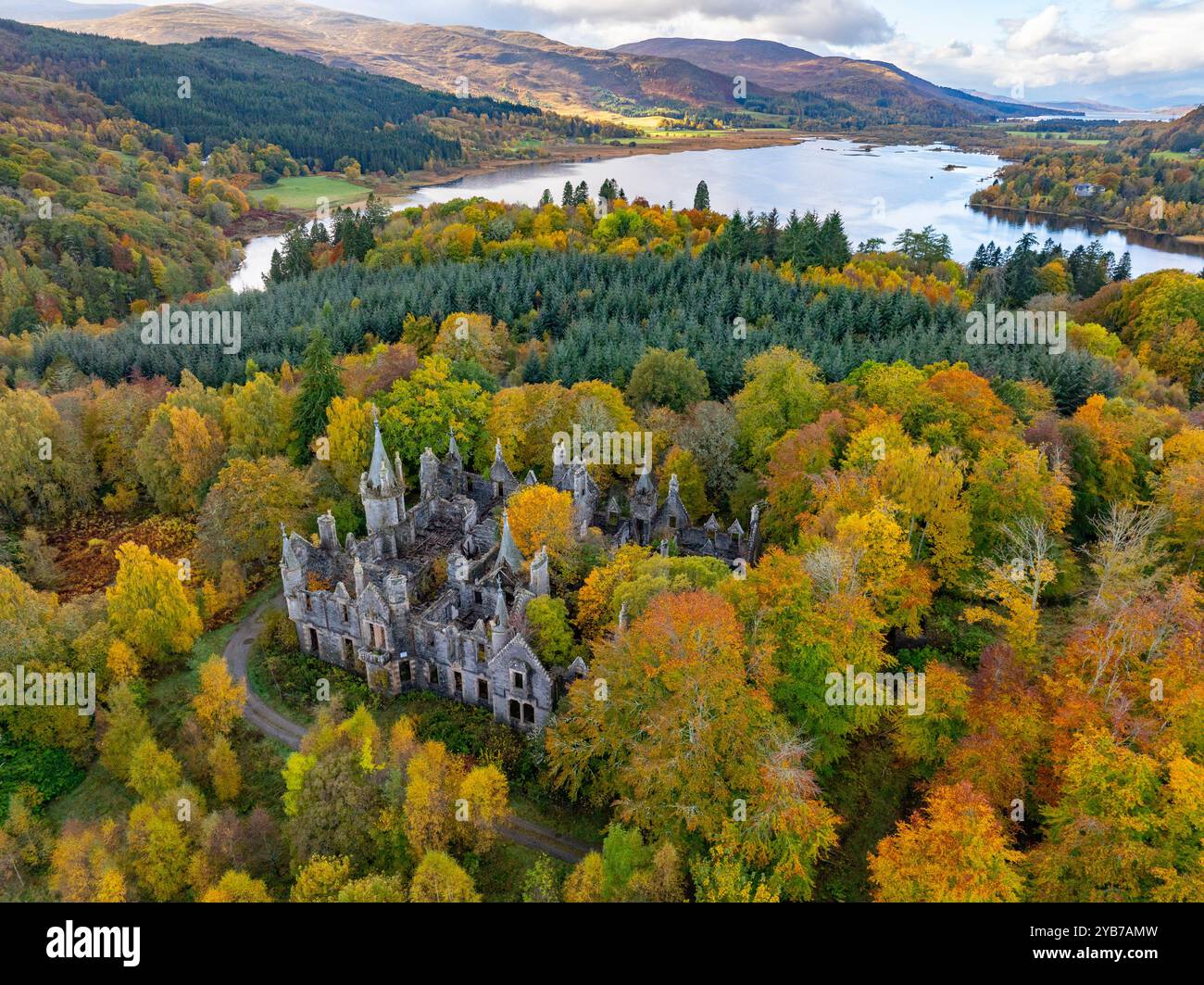 Pitlochry, Écosse, Royaume-Uni. 17 octobre 2024. Ruines de Dunalastair House près du pont de Tummel dans le Perthshire entouré d'arbres aux couleurs d'automne. Iain Masterton/ Alamy Live News Banque D'Images