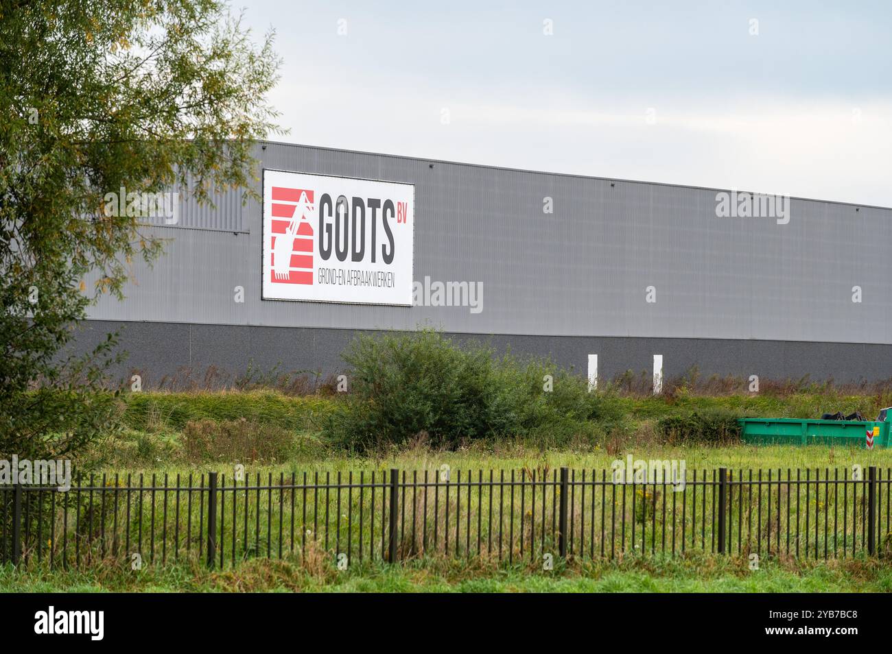 Site industriel de Godts, fournissant des machines pour le terrassement et la démolition dans le secteur de la construction à Tienen, Brabant flamand, Belgique, PTOM 12, Banque D'Images