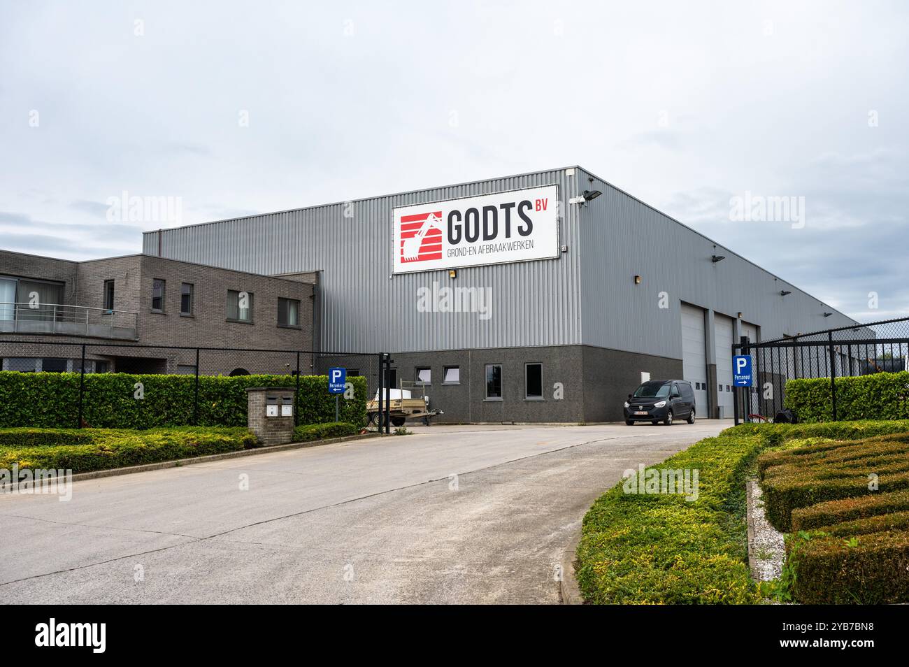 Site industriel de Godts, fournissant des machines pour le terrassement et la démolition dans le secteur de la construction à Tienen, Brabant flamand, Belgique, PTOM 12, Banque D'Images