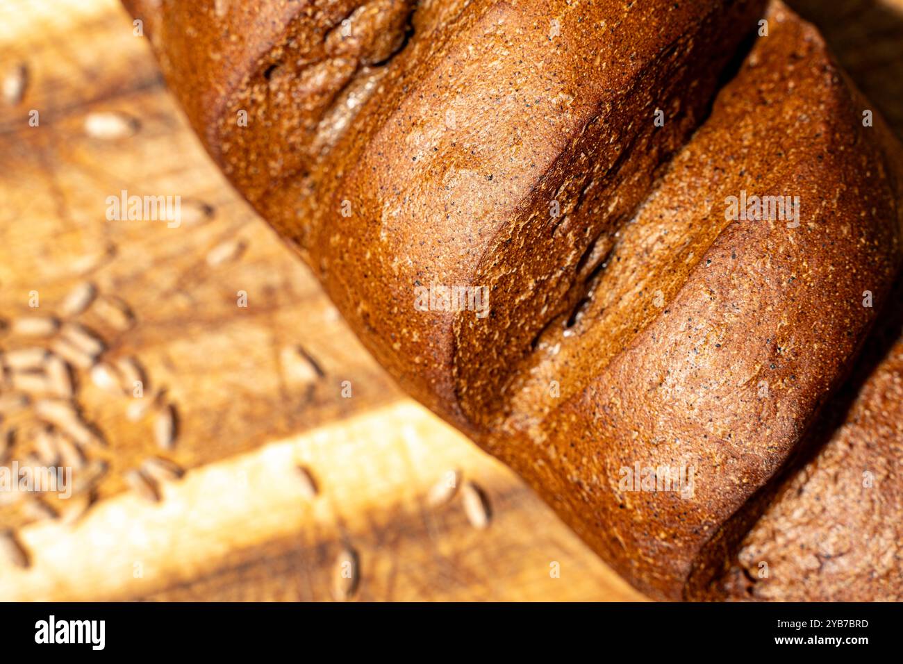 Les poires cuites dans du vin rouge sont versées avec de la sauce sur une assiette de mica noir sur un fond sombre. Photo de haute qualité Banque D'Images