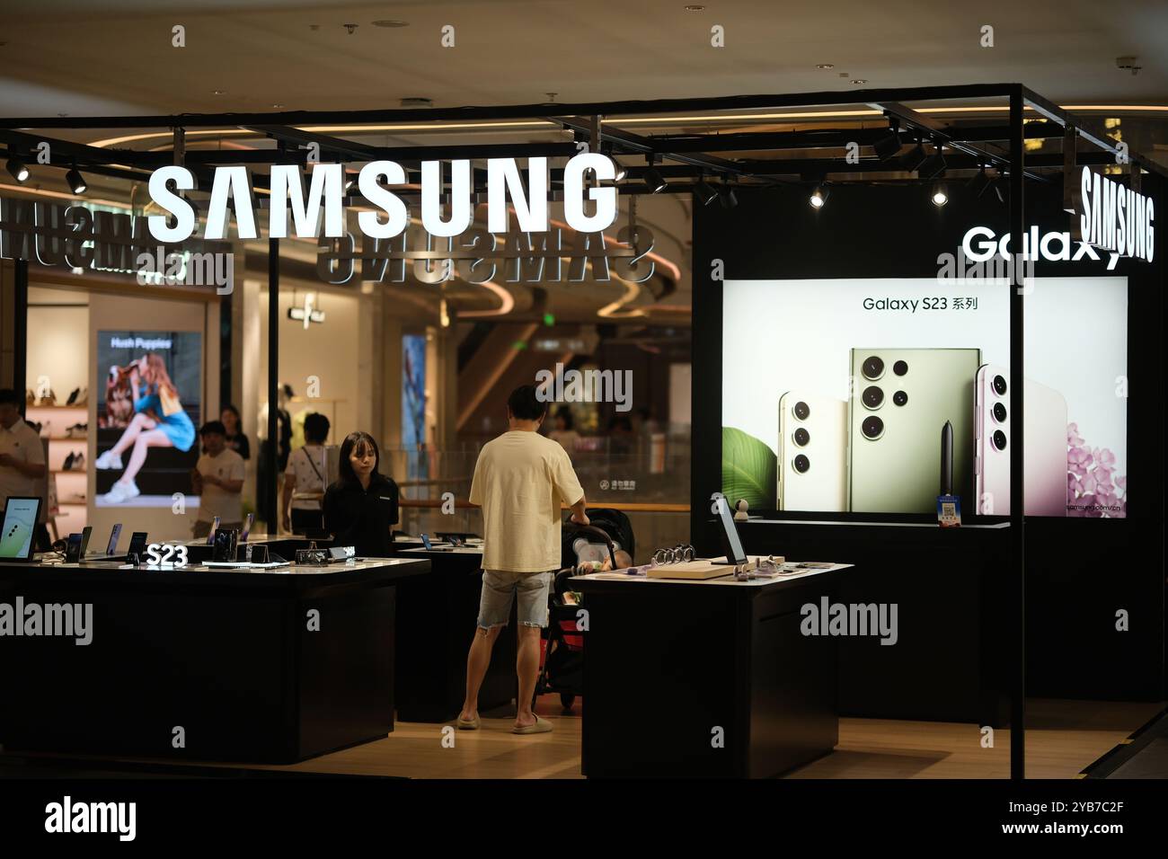 Shanghai, Chine-8 juillet 2023 : les clients magasinent dans le magasin de détail d'électronique SAMSUNG. Affiche smartphone Samsung Galaxy S23 Banque D'Images