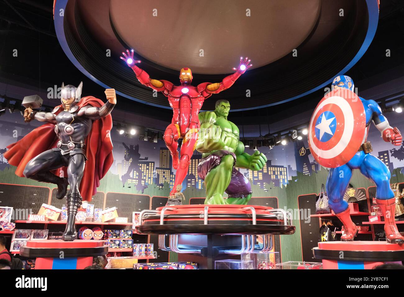 Shanghai, Chine-2 août 2023 : modèle de personnage Marvel Heroes en magasin. Thor, Iron Man, le Hulk et Captain America Banque D'Images