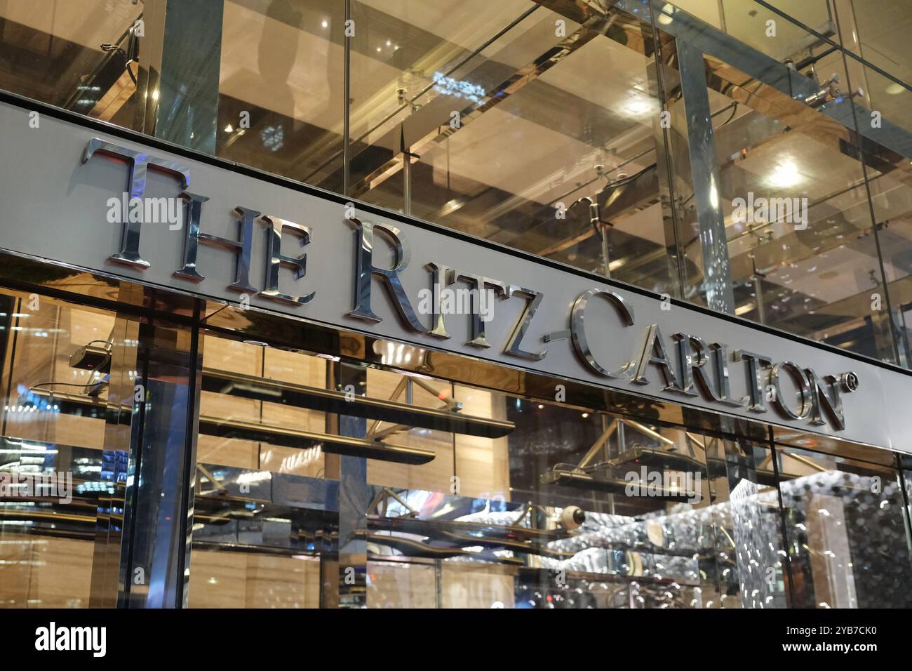 Shanghai, Chine-fév 23e 2023 : gros plan sur le logo de l'hôtel Ritz Carlton. Banque D'Images